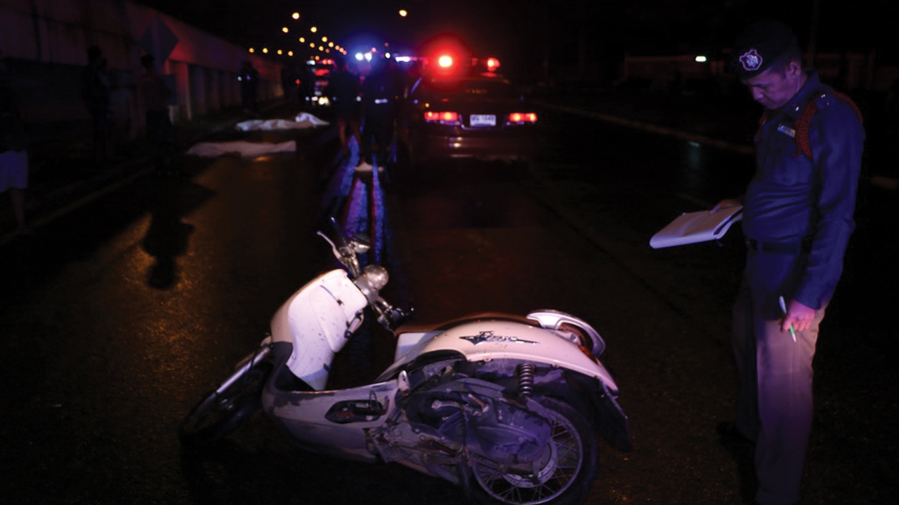 ขี่มอไซค์ซ้อน 3 เสียหลักเสยฟุตปาทคอหักดับรวด