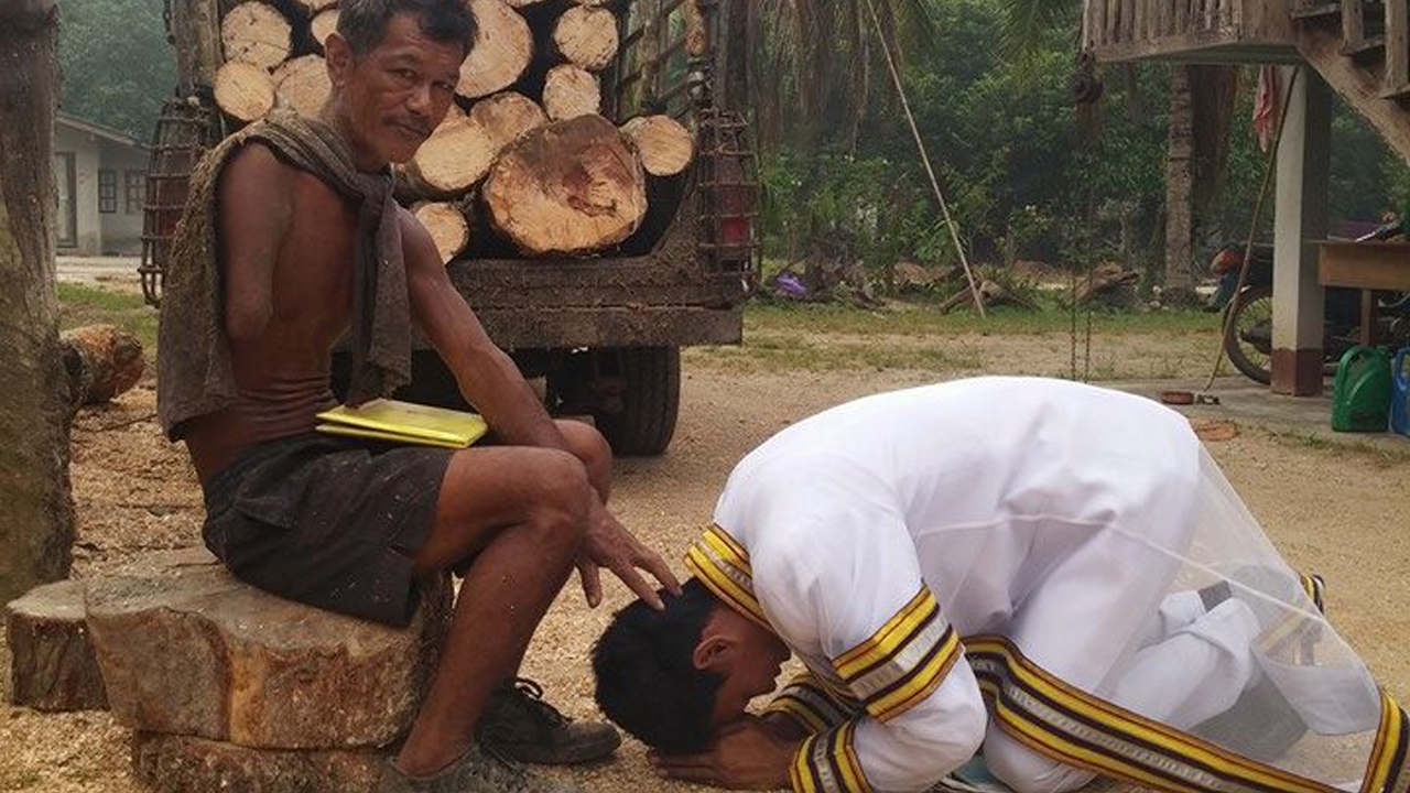 รางวัลชีวิต!! พ่อแขนด้วน สู้รับจ้างแบกไม้-เผาถ่าน ส่งลูกชายจนจบป.ตรี