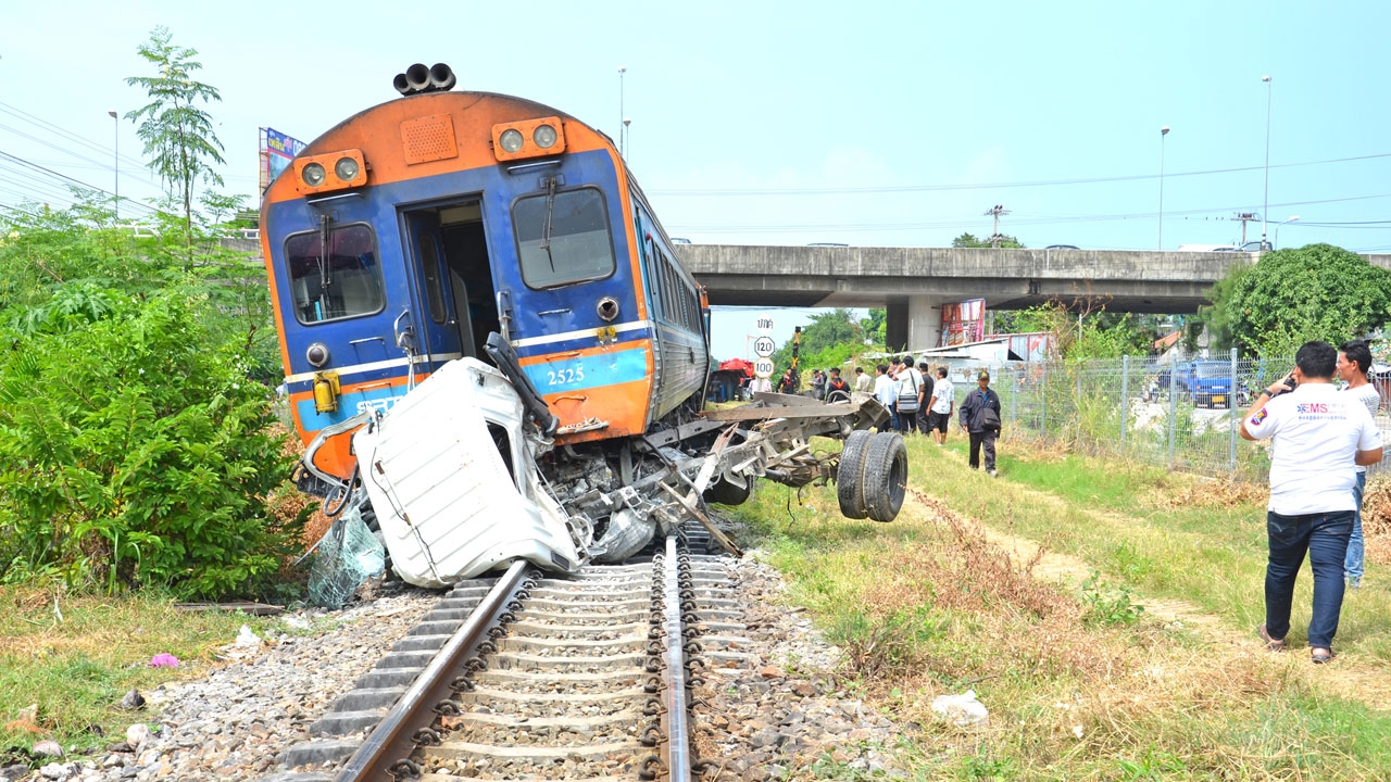 รถไฟขยี้หกล้อบรรทุกถังแก๊ส ตกกระจัดกระจาย หวิดบึม หนีกันจ้าละหวั่น