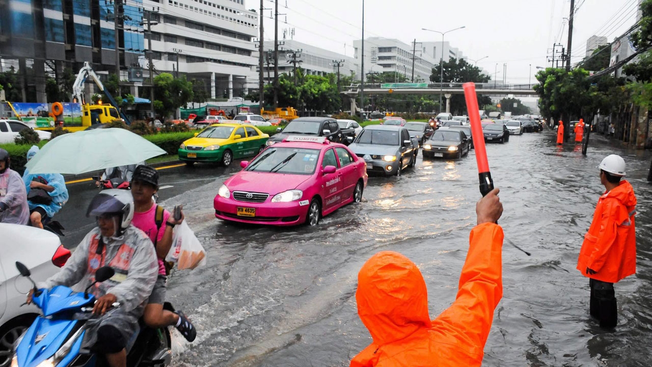 ฝนถล่มกรุงเที่ยงวัน ทิ้งทวนออกเจ ท่วมขังหลายจุด สูงกว่า 20 ซม.