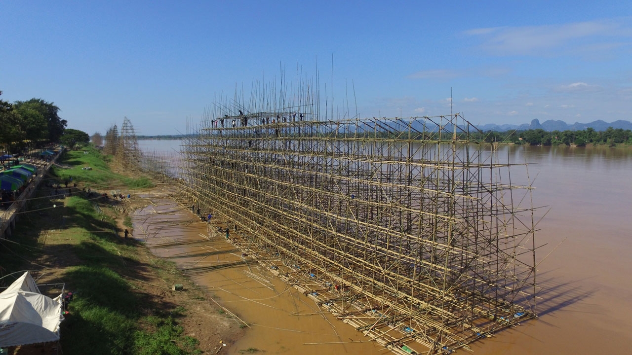 นอภ.ร่วมสร้างเรือไฟ ยิ่งใหญ่วันออกพรรษา