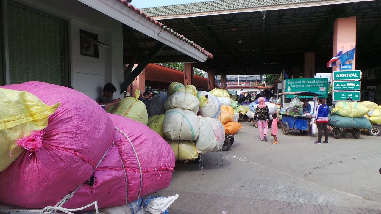 'โรงเกลือ' คึกคักแห่สั่งเสื้อกันหนาว-ผ้าห่มมือสอง ตุนขายวันละ100ตัน