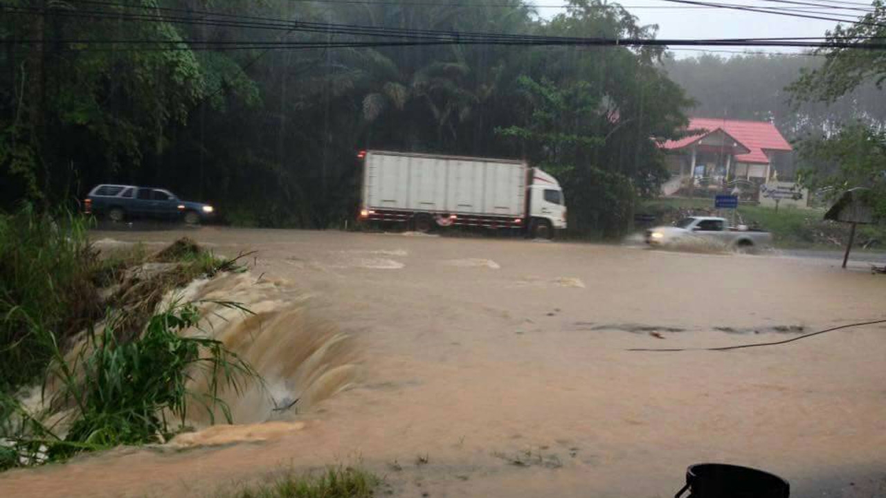 ฝนถล่ม 2 ชม.! น้ำป่าทะลักที่สุราษฎร์ฯ กู้ภัยขึงเชือก ช่วยคนติดในบ้าน