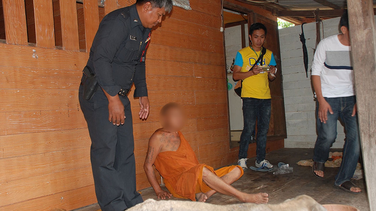 หลวงพ่อเมาคากุฏิ อ้างดื่มยาบำรุง ตร.ตระเวนพาสึก