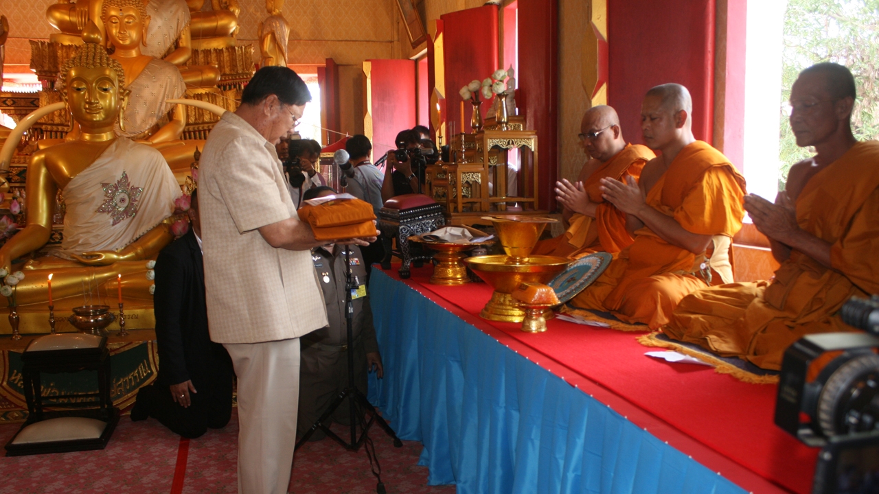 'ประวิตร' มอบตัวแทนทอดกฐิน วัดที่เพชรบูรณ์