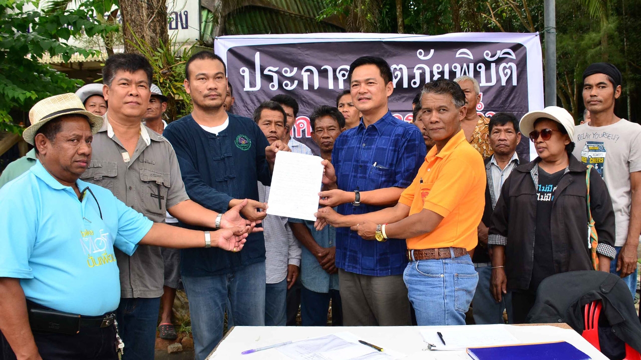 แนวร่วมชาวสวนยางภาคใต้ติดประกาศเขตภัยพิบัติราคายางพาราตกต่ำ