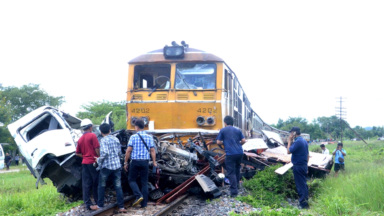 รถไฟเสียบ 6 ล้อ! ชนแหลกตาย 2 ศพ ลากไปไกลครึ่ง กม.