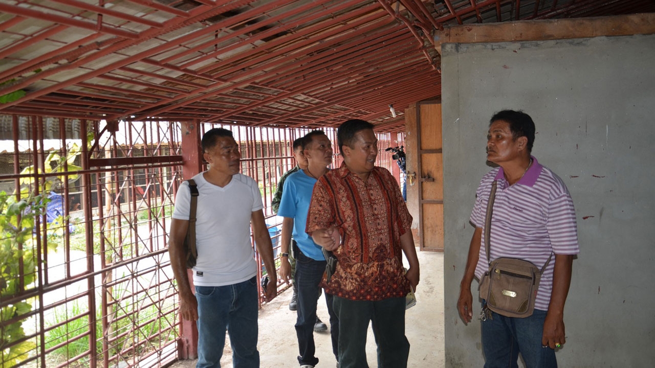 ช็อก ทหารบุกจับ!! ผจก.ธนาคารสร้างกรงขังคนลาว ทำร้าย-ใช้งานเยี่ยงทาส   