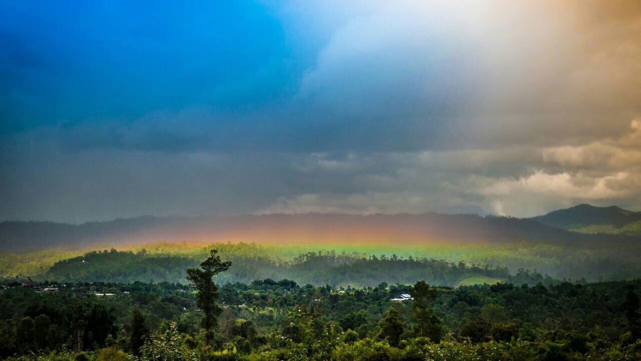 สุดสวย ‘รุ้งสองชั้น’ บนฟ้าหลังฝน เหนือเนินเขาที่เชียงใหม่ 