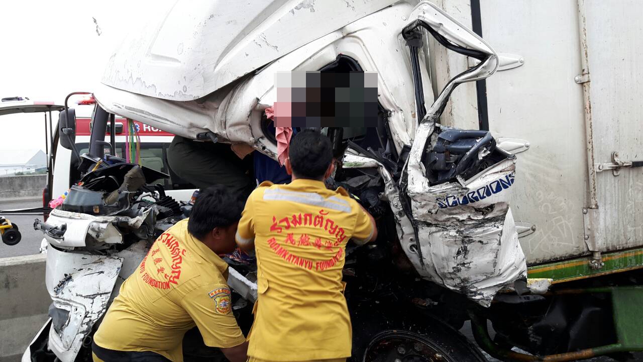 ชน 6 ล้อจอดเสียบนบูรพาวิถี โชเฟอร์กระเด็น ร่วงทางด่วนดับ