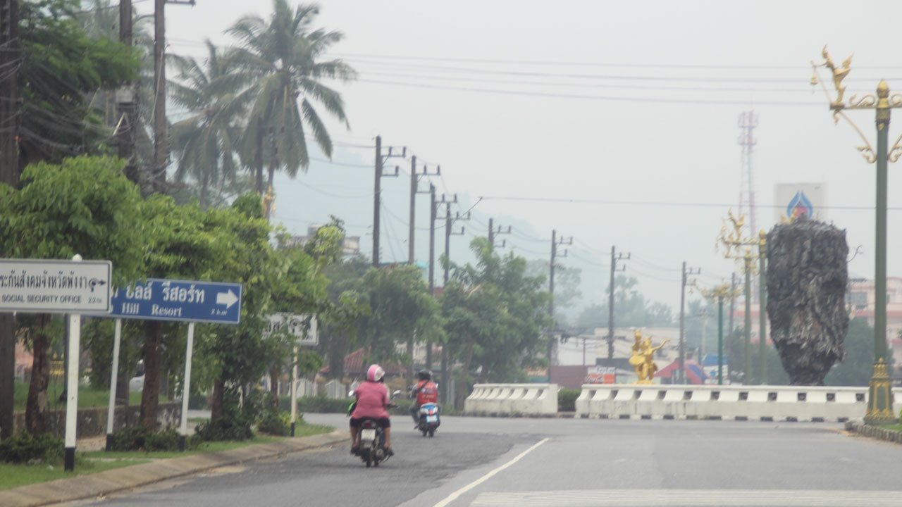 ฝนหยุด!! หมอกควันอินโดฯ ปกคลุมพังงา ปชช.แสบตา-หายใจไม่ออก 
