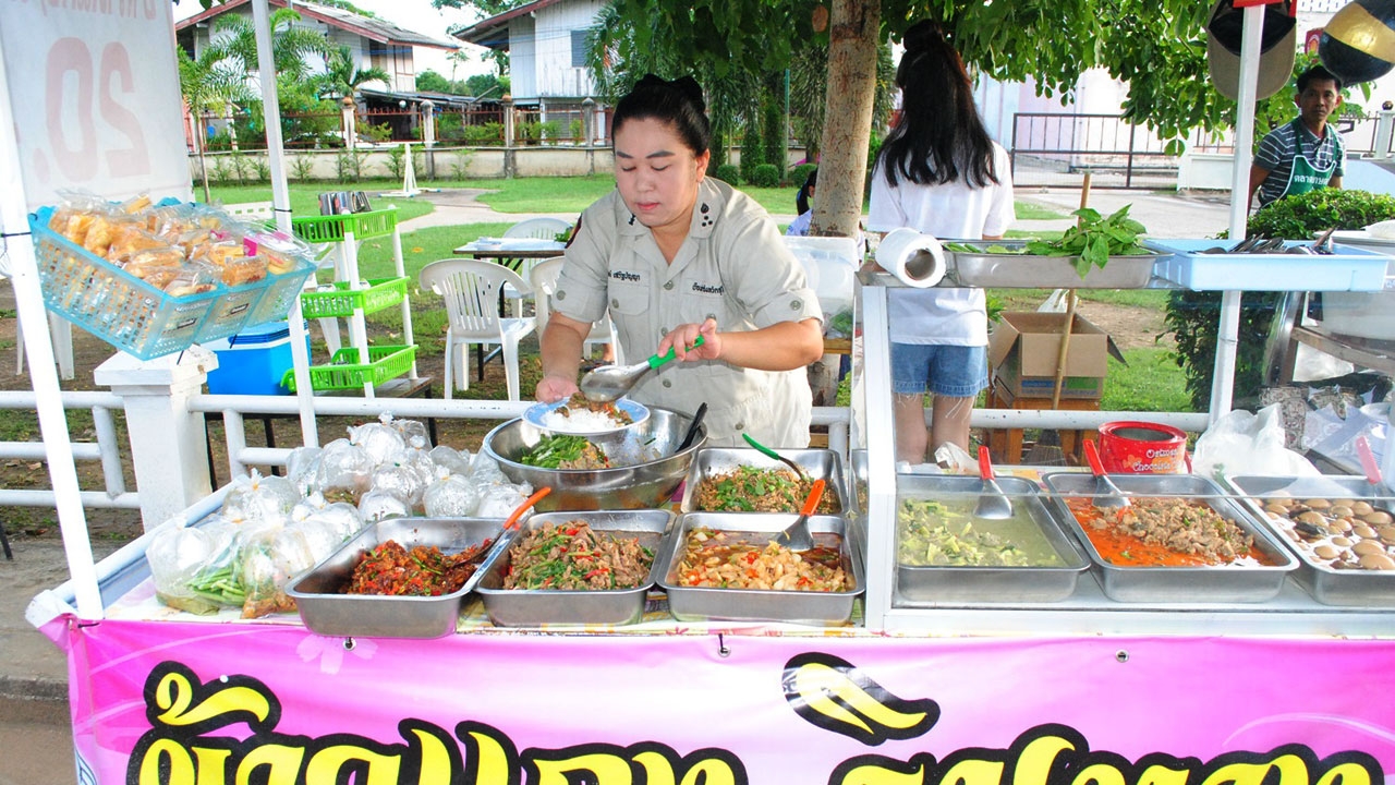 ชื่นชมผู้คุมสาวคนขยัน! ขายข้าวแกง 20 บาท เติมกับได้ไม่อั้น