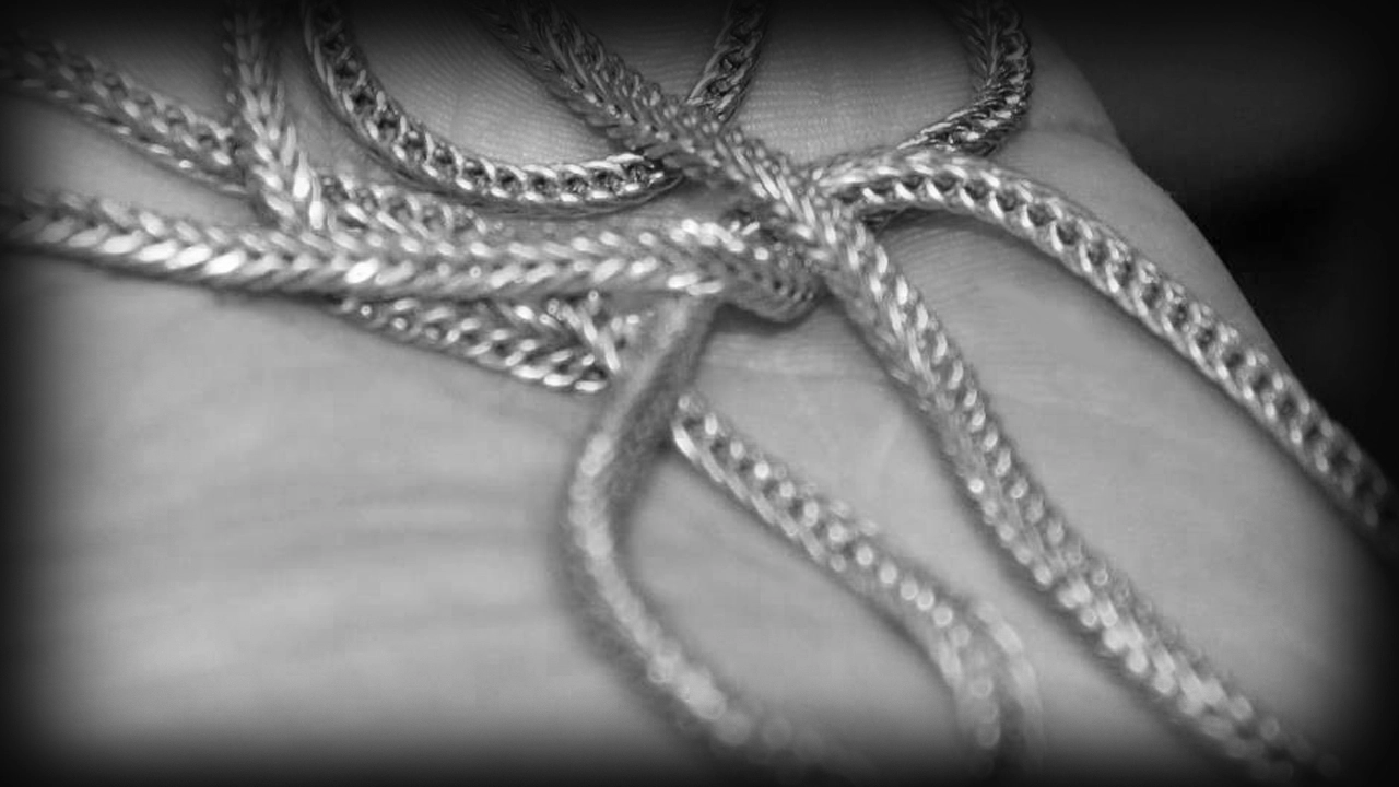 คนร้ายปีนรั้ว กระชากสร้อยคอทองคำแม่เฒ่า วัย 69 ก่อนหนีลอยนวล