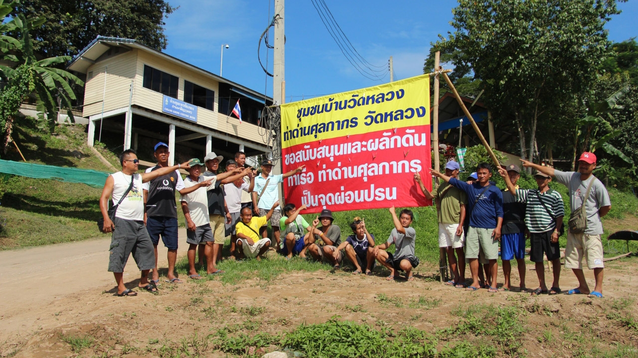 ผู้ค้าในท่าเรือชุมชนตลาดเก่าเชียงของรวมตัวร้องขอเปิดจุดผ่อนปรน