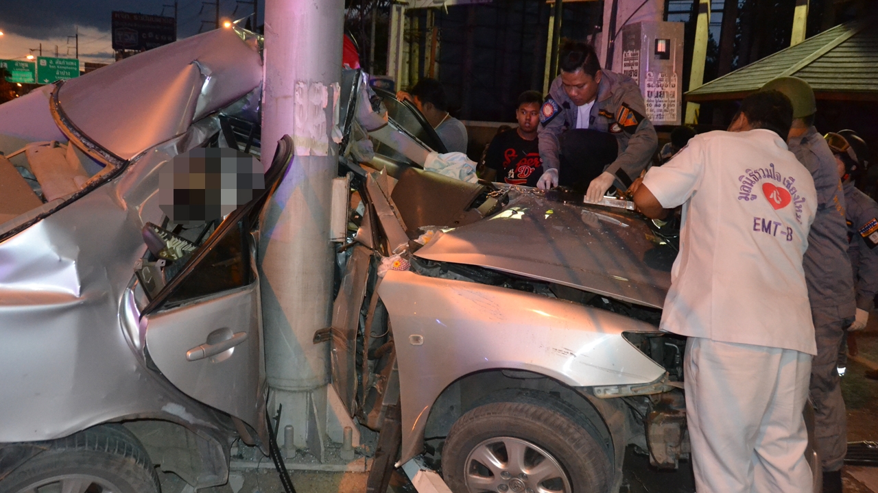 ตายติดคาซากรถ! ขับเก๋งหลุดโค้ง ชนอัดเสาป้ายข้างทางพังยับ