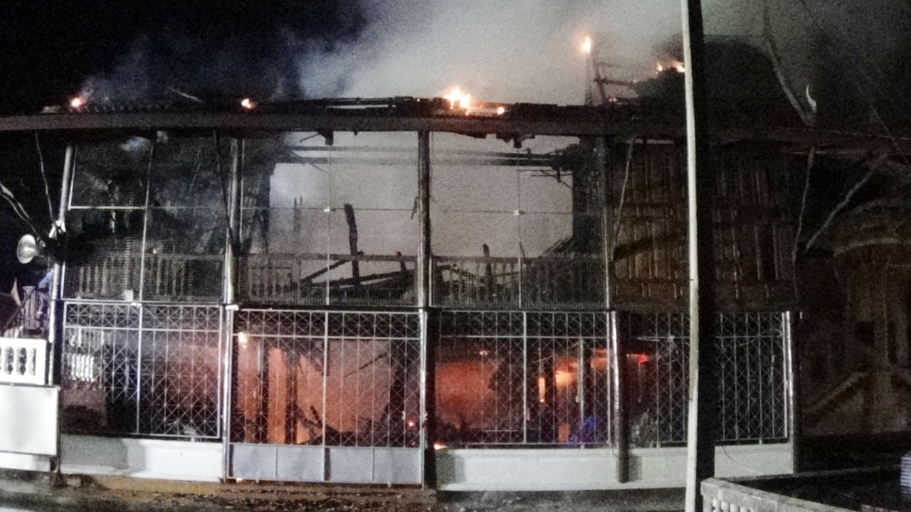 ไฟไหม้ศาลาการเปรียญ ไม้สักทอง วัดดังอ่างทอง วอดทั้งหลัง สูญกว่า 10 ล.