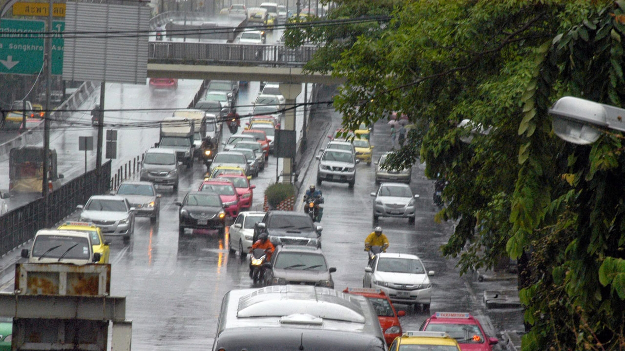 ฝนตก กทม. รถติดหนึบหลายจุด แยกประตูน้ำ-รามคำแหง สาหัส