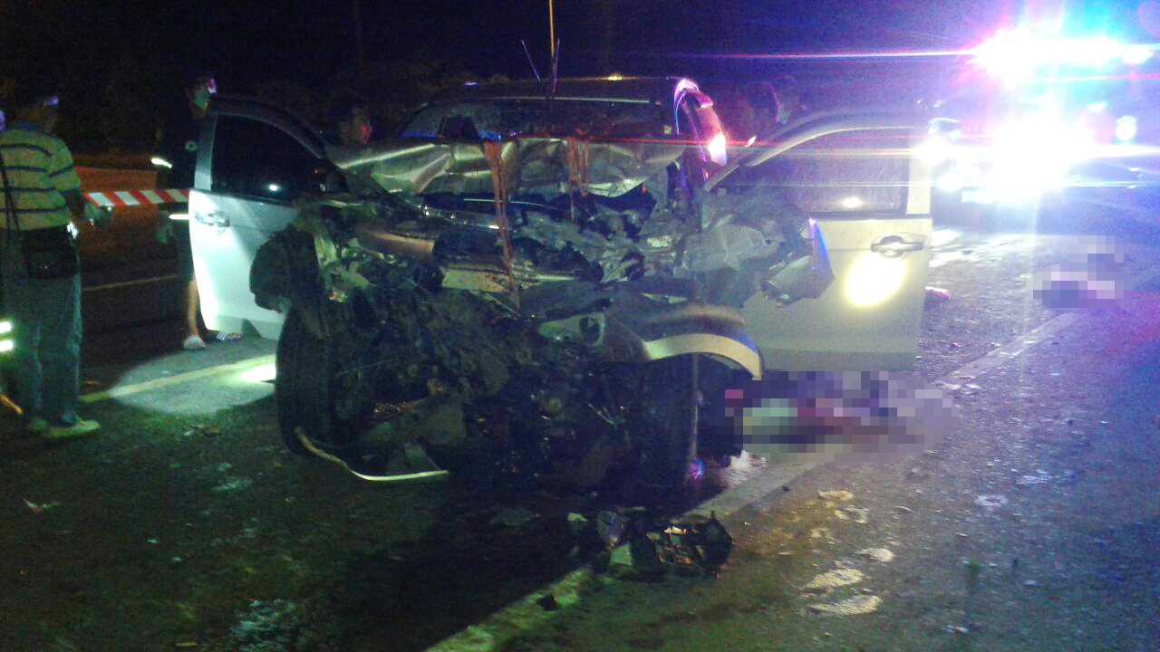 กระบะซิ่ง! พุ่งเสยท้ายสิบล้อขณะขึ้นมอสูงชัน รถพังยับดับสยอง 2 ศพ