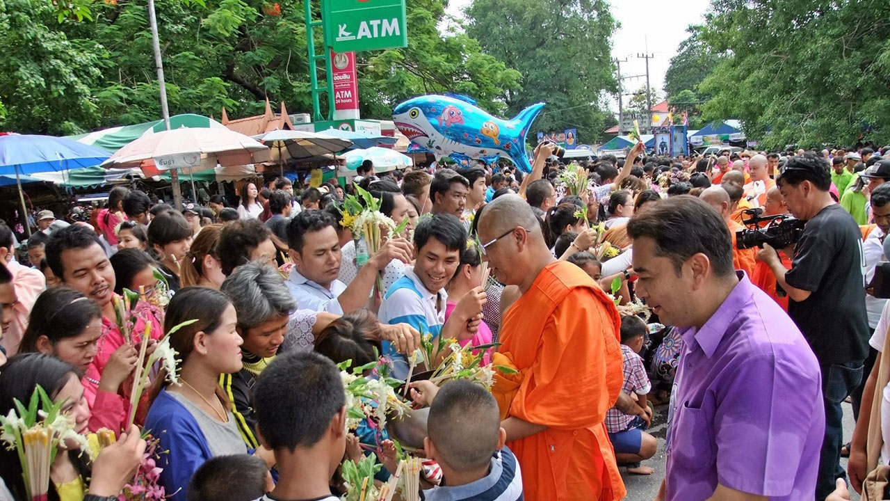 บุญ ‘เข้าพรรษา’ แห่เทียนคึกคัก ตักบาตรดอกไม้ ถวาย ‘หลอดไฟ’