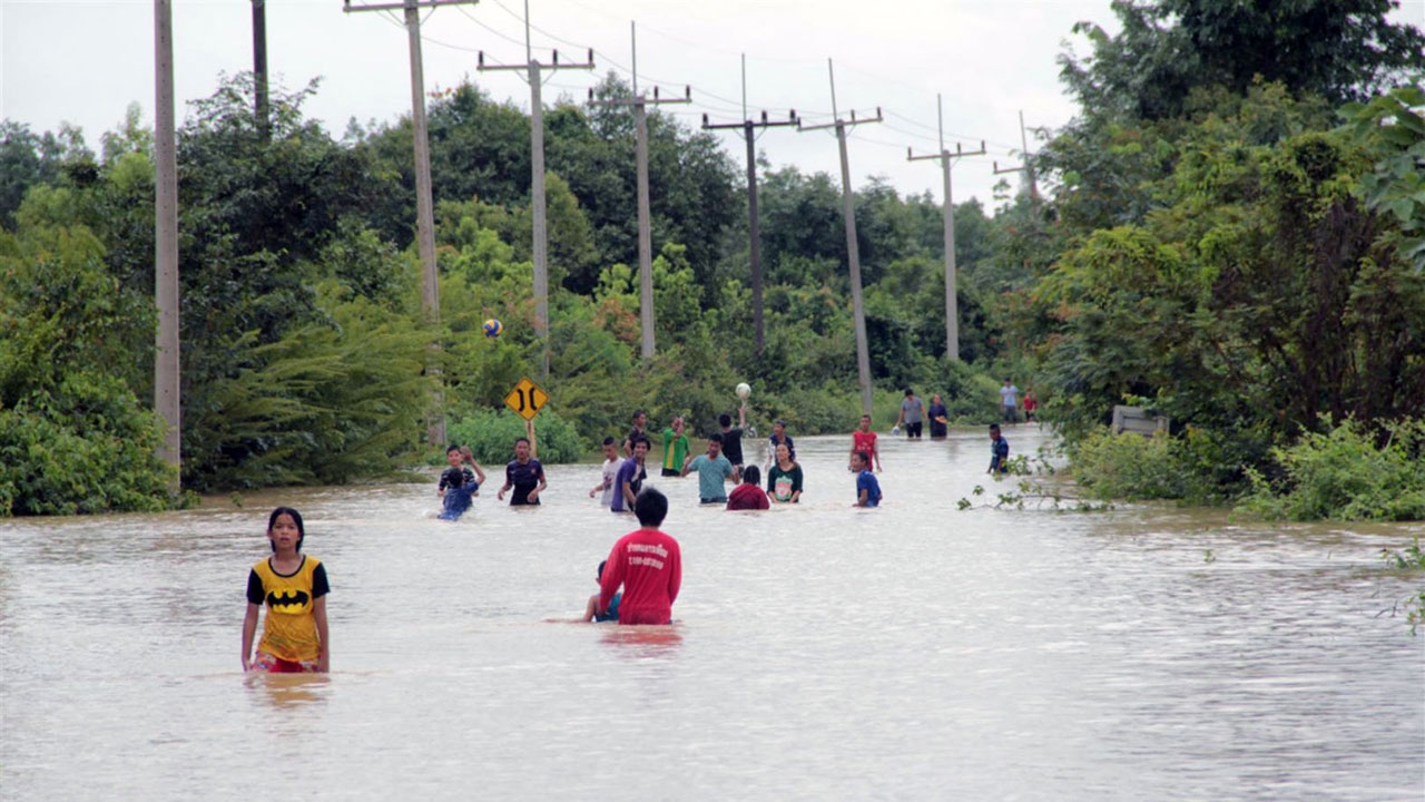 บึงกาฬอ่วม ฝนถล่มหนัก 8 อำเภอถนนตัดขาด รถเข้าออกไม่ได้