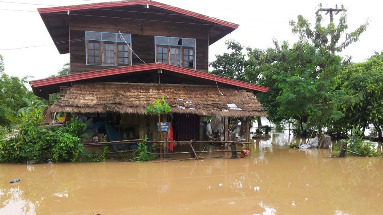 ฝนถล่มบึงกาฬต่อเนื่องทำน้ำท่วมหลายจุด บ้านขี้เหล็กน้อย ถูกตัดขาด