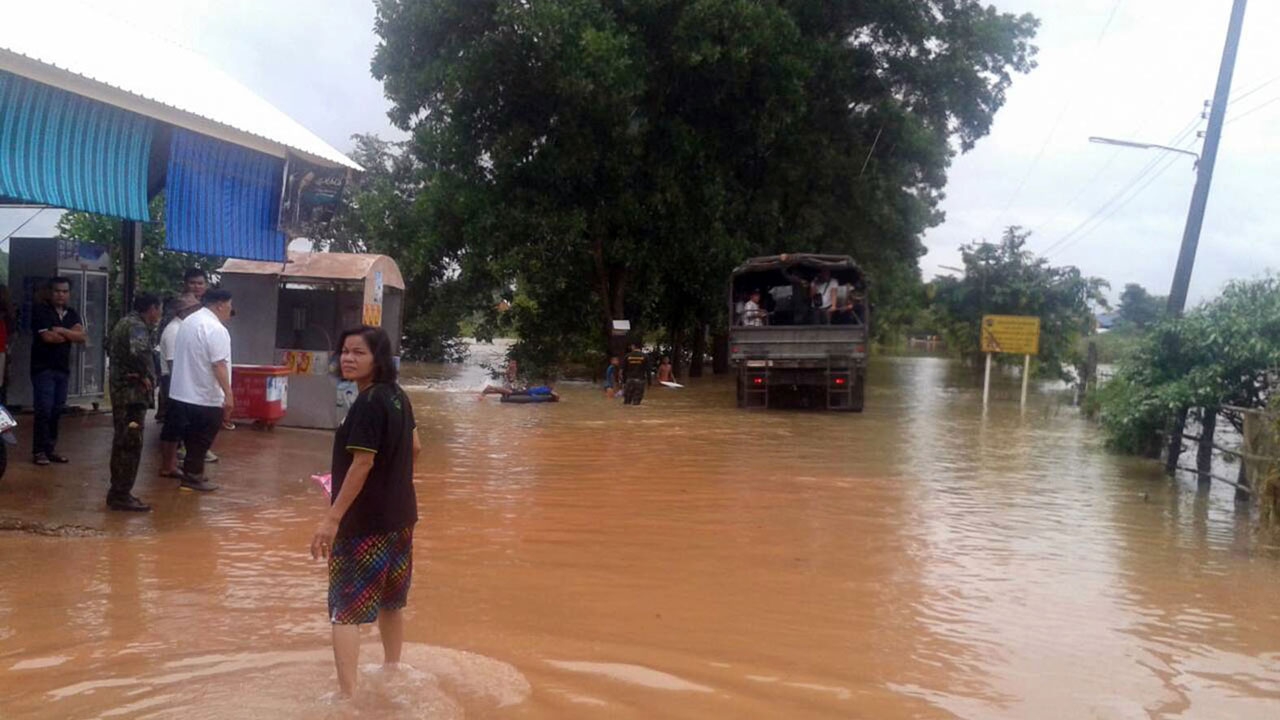 บึงกาฬฝนตกหนัก น้ำท่วมบ้านหลายหลัง ซัดปลาในกระชังหาย