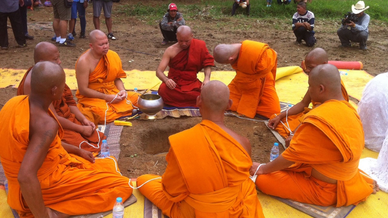 ชาวบ้านเพชรบูรณ์ จัดพิธีสวดคาถาปลาช่อน หวังบันดาลให้ฝนตก