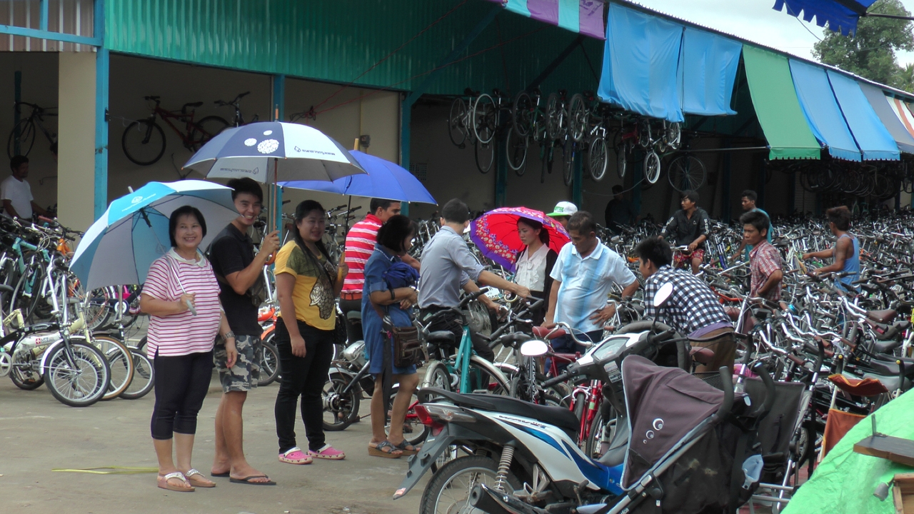 'สุสานจักรยานแม่สอด' คึกคัก คนแห่ซื้อเตรียมปั่น BIKE FOR MOM