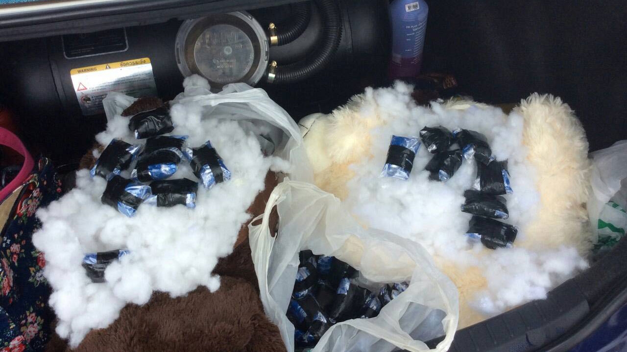 ไม่รอด!! 3 สาวหิ้วยาบ้ายัดในตุ๊กตาหมี โดนรวบคาด่านเชียงแสน