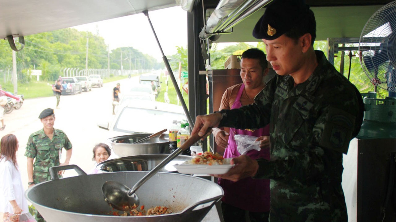 ชาวบ้านเพชรบูรณ์ปลื้ม ข้าวกะเพราทหารม้า ถูกและอร่อยขอจัดไปนานๆ