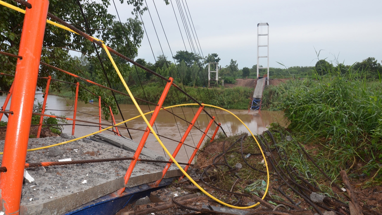 สะพานแขวนข้ามแม่น้ำน่านพัง โชคดีไร้เจ็บ
