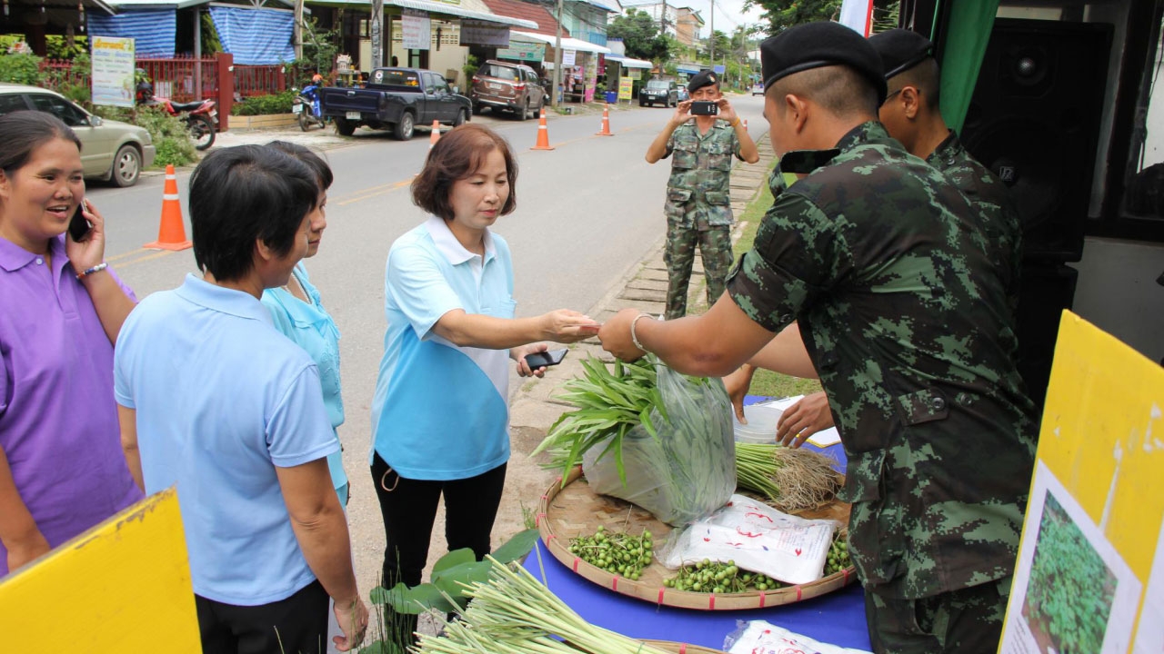 ทหารเชียงราย ขายผัก-ข้าวกล่องราคา ถูกช่วยประชาชนลดค่าครองชีพ