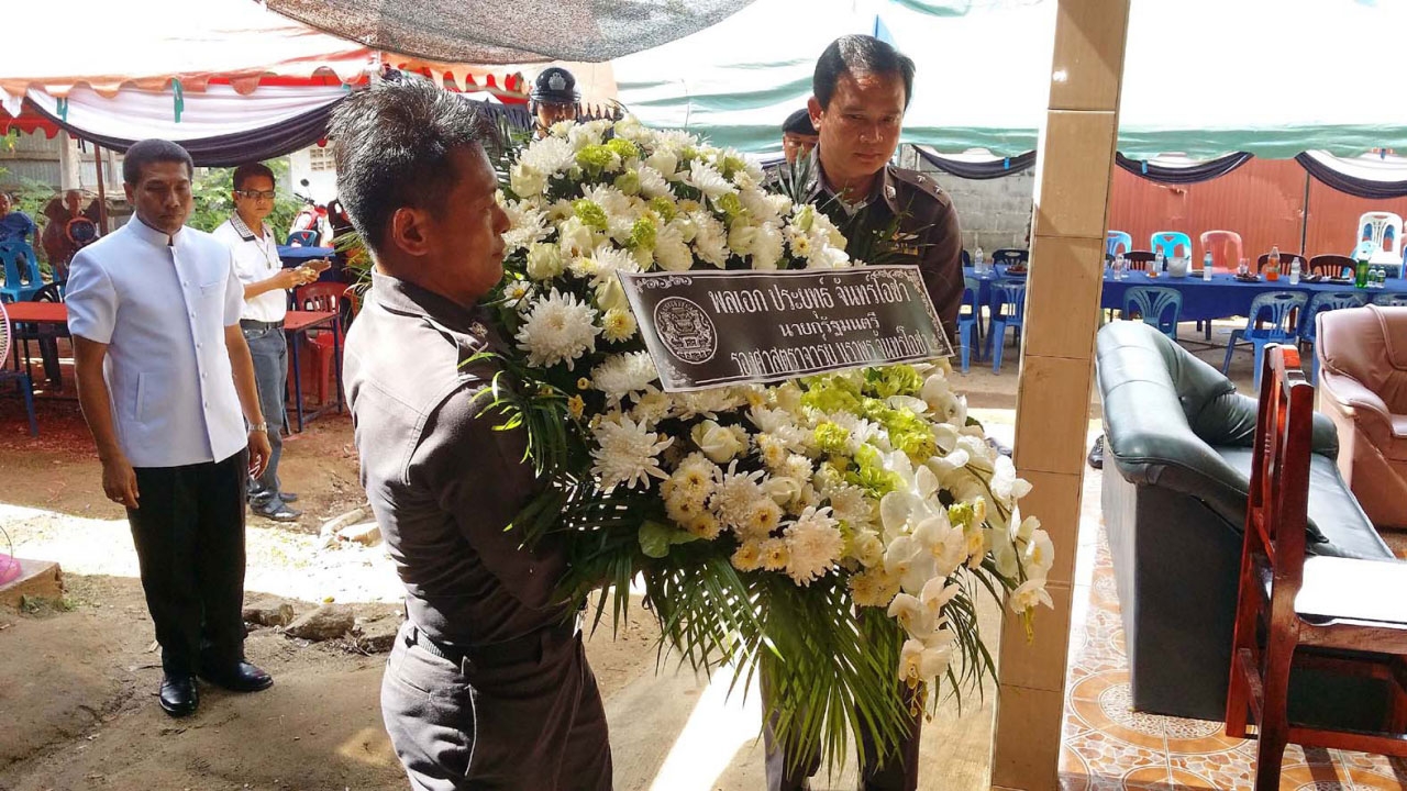 นายกฯ มอบพวงหรีดเหยื่อบึมราชประสงค์-ครอบครัวอโหสิกรรมผู้ก่อเหตุ