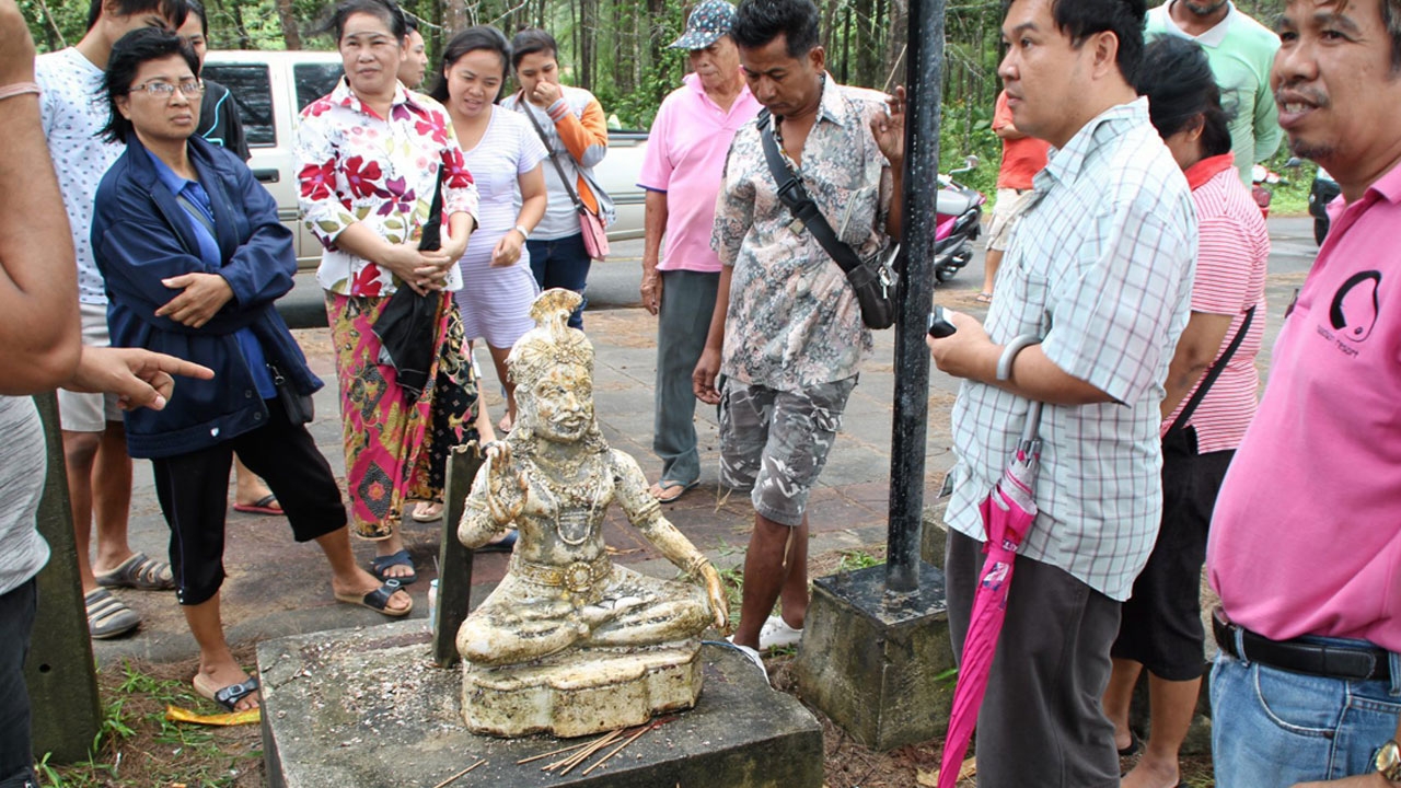 ฮือฮาพบพระพุทธรูป ถูกคลื่นซัดเกยหาด (ชมคลิป)