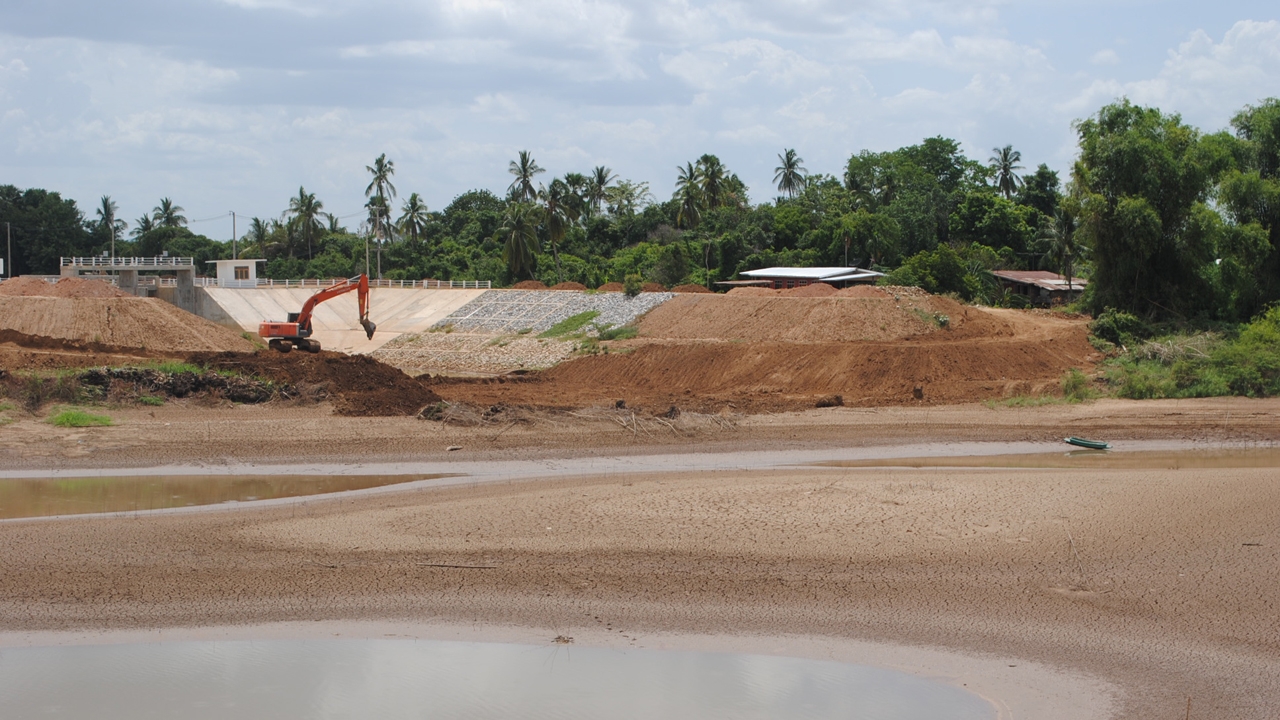 สุโขทัยเจอวิกฤติ หลังประตูระบายน้ำหาดสะพานจันทร์น้ำแห้ง ดินโผล่