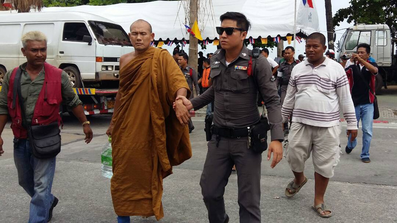 พระคลิปฉาว! ออกลายอีก ซิ่งกลางพัทยา ตร.สกัดจับ ด่าเช็ดไม่ยอมลงรถ 