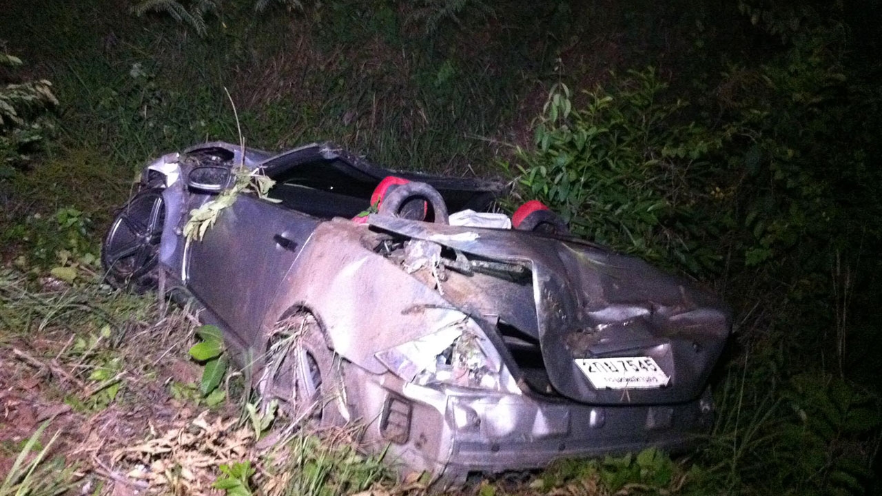 หลานชาย อดีต ส.ส.ศรีสะเกษ ควบเบนซ์หลับใน ร่างกระเด็นดับสยอง