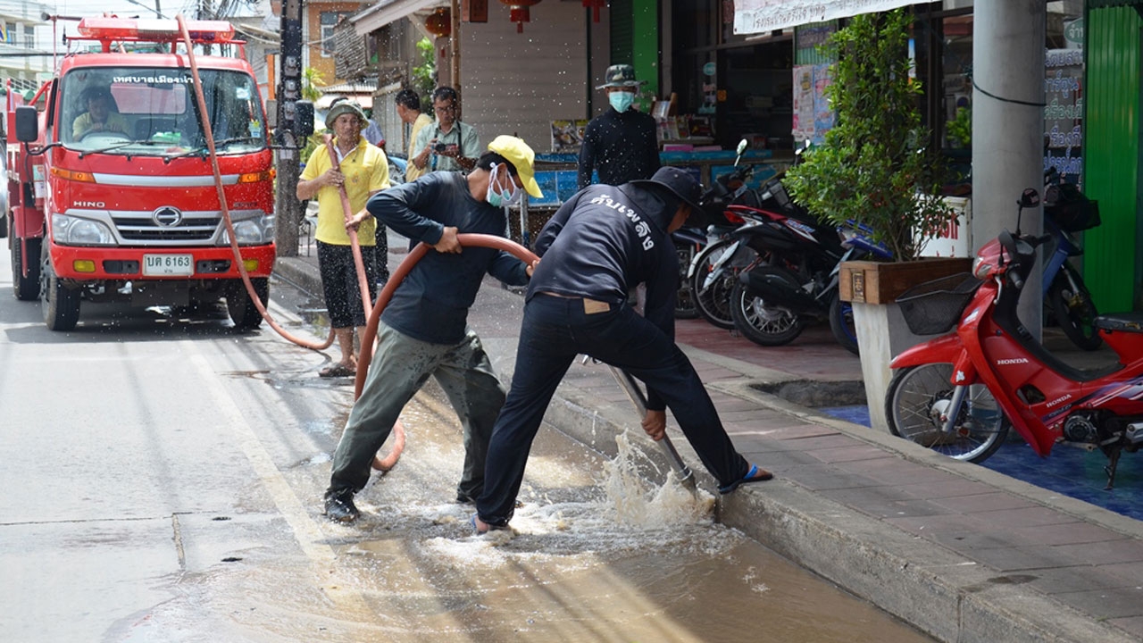 น่านหวั่นน้ำท่วม เร่งลอกท่อติดตั้งเครื่องสูบน้ำ รับมือหน้าฝนนี้