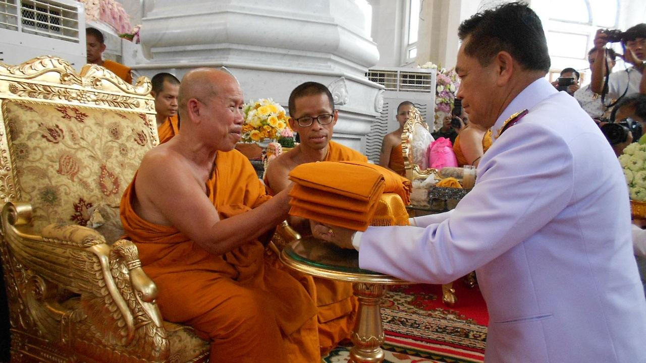 พระราชทานผ้าไตร น้ำสรง 'หลวงพ่อนุช' วัดบ้านไร่ โอกาสฉลอง 'พัดยศ'