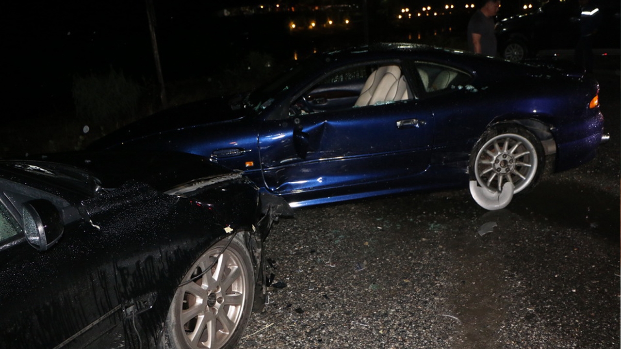 เก๋งวอลโว่ซิ่งฝ่าสายฝน เสียหลักชนรถหรู คันละ 22 ล้าน