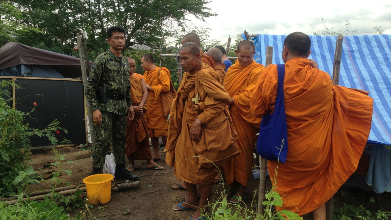 พบพระสงฆ์ สร้างเพิงพักที่รกร้าง ตระเวนบิณฑบาตในปทุมฯ