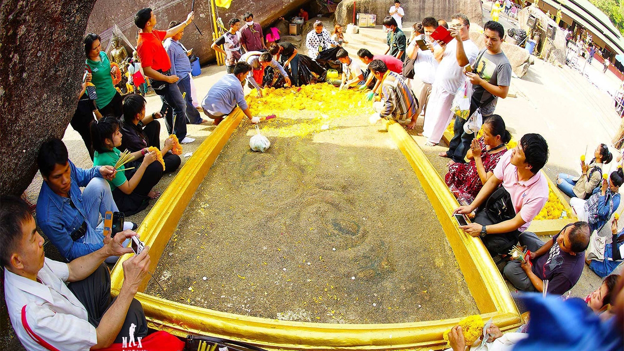 อยากสมหวังอัศจรรย์ไปที่นี่! ขึ้นดอยไหว้ 5 รอยพระพุทธบาทต้องไป