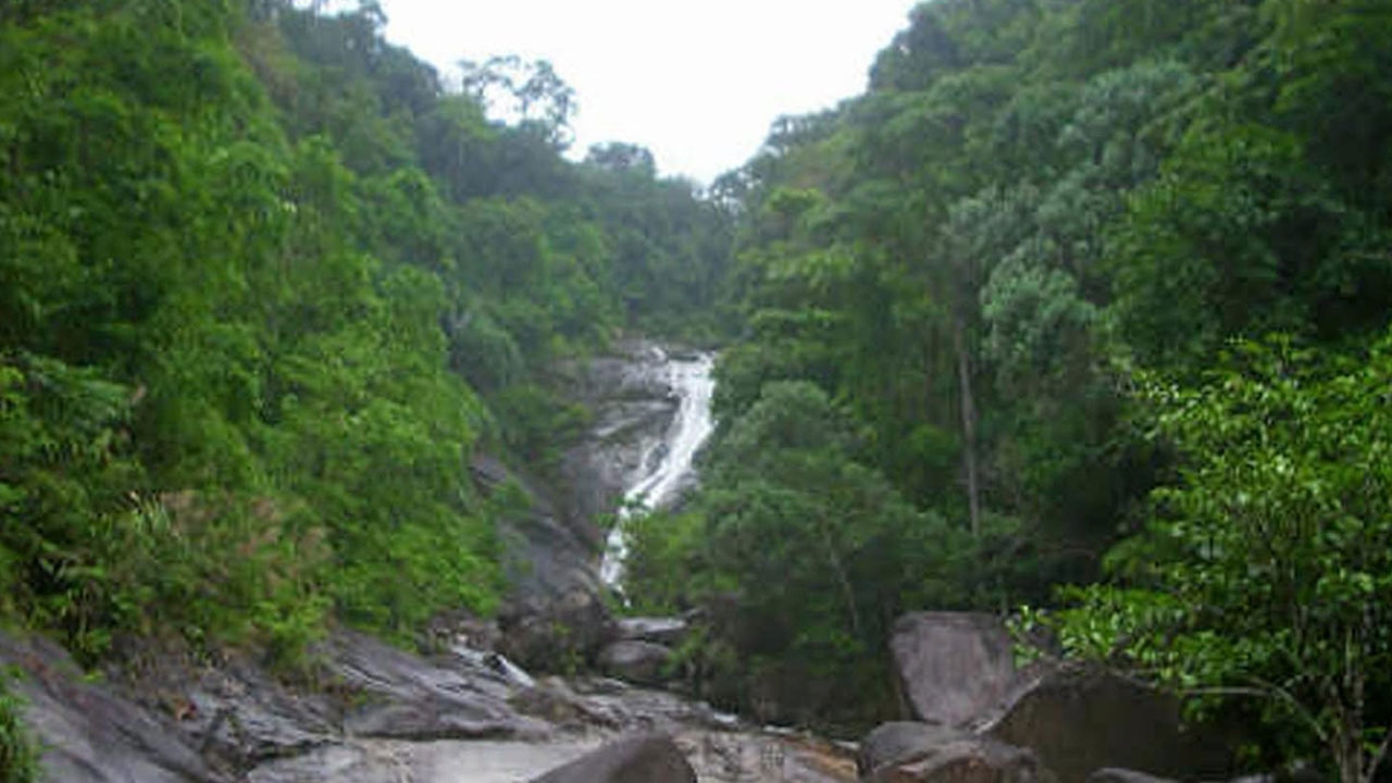 คาดฝนถล่มตรังต่อเนื่อง จ่อห้ามลงเล่นน้ำตกสายรุ้ง