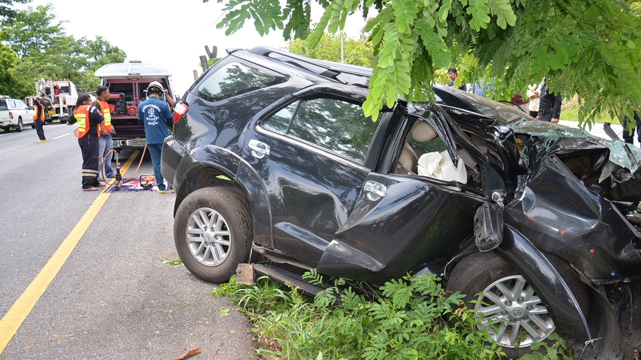  จ่าทหาร ซิ่งฟอร์จูนเนอร์ ตกร่องกลางถนน ชนต้นไม้ ดับคาที่ 3 ศพ 