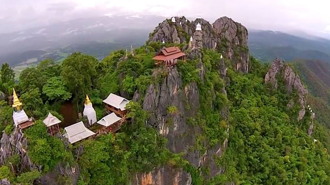 ไขความลับ! อะไรที่ทำให้ 'พิธีกรดัง' ถูกด่า 10 ข้อปริศนา 'รอยพระพุทธบาทปู่ผาแดง'