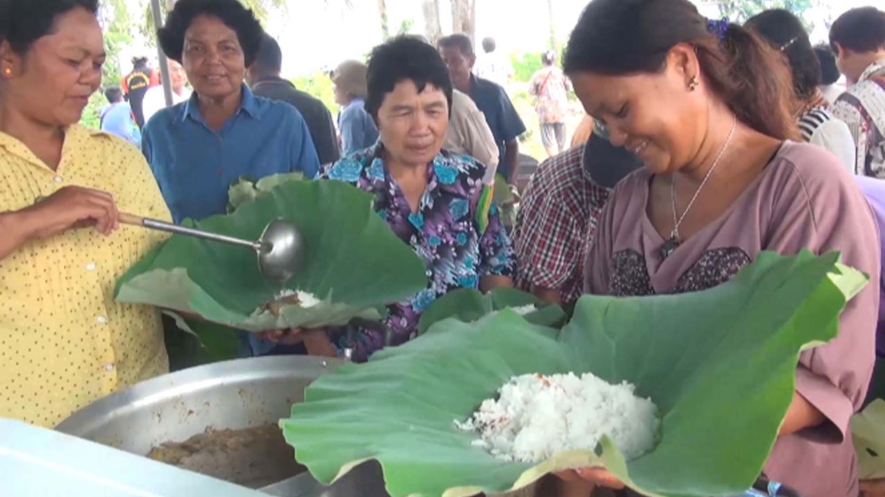 ชาวสงขลาคืนวิถีชีวิตพื้นบ้าน กินข้าวบนใบบัว แทนใช้พลาสติก-กล่องโฟม