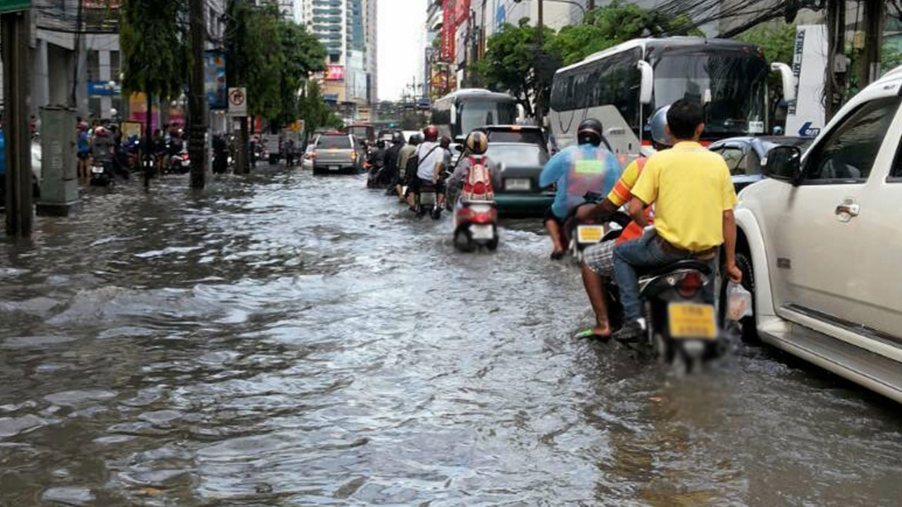 เฝ้าระวังจุดน้ำท่วม พื้นที่สร้างรถไฟฟ้า