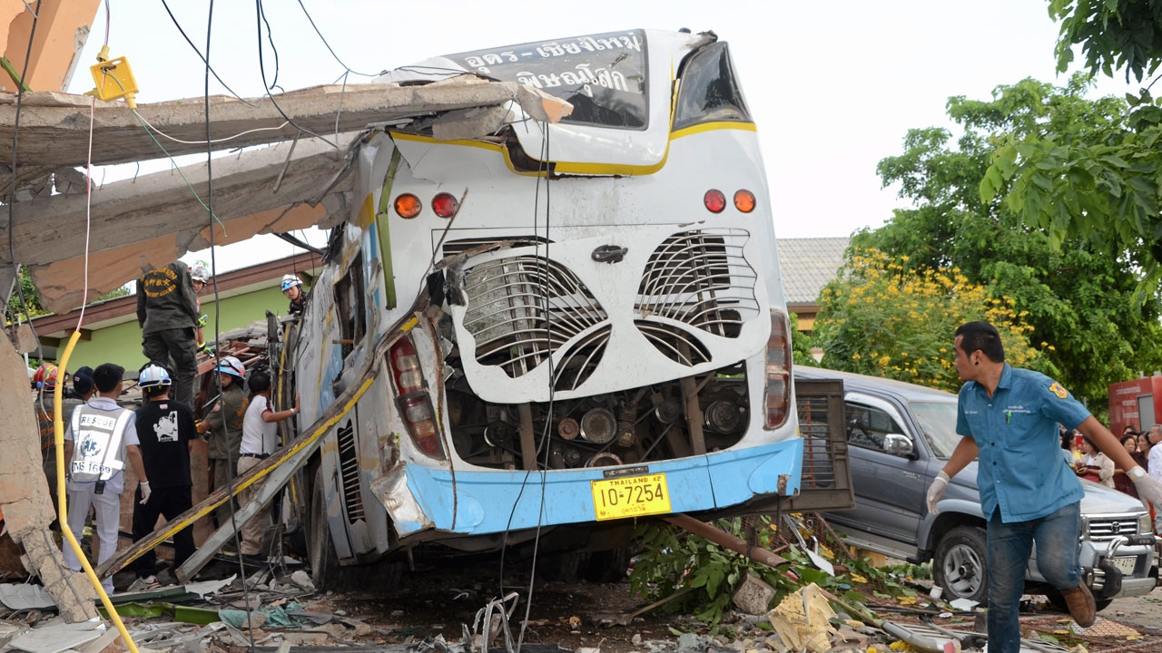 ชาวลำปางแห่บริจาคเลือดช่วยผู้ประสบอุบัติเหตุรถทัวร์เบรกแตก