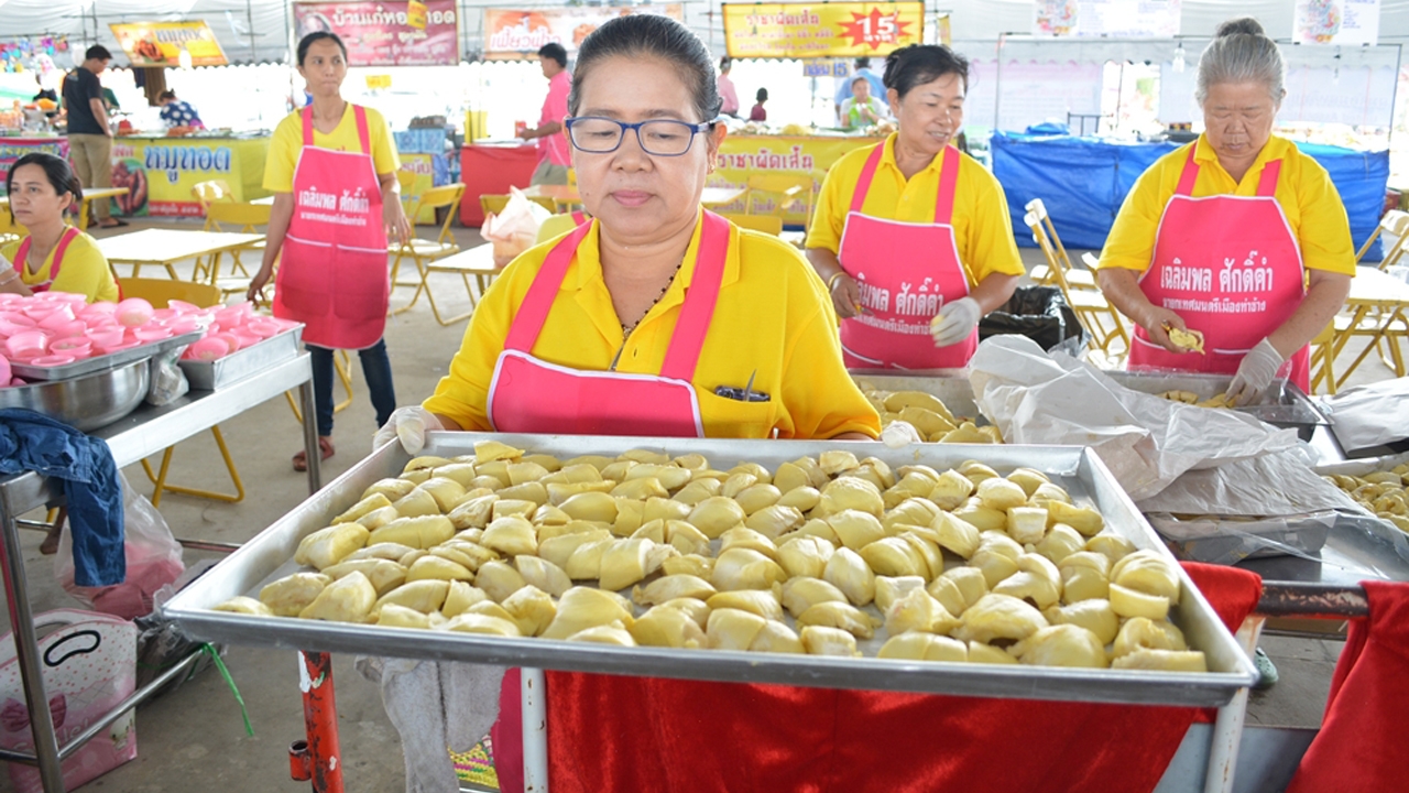 แห่กินฟรี! ทุเรียนหมอนทอง ของดีเมืองจันท์ หมดไป 15 ตัน