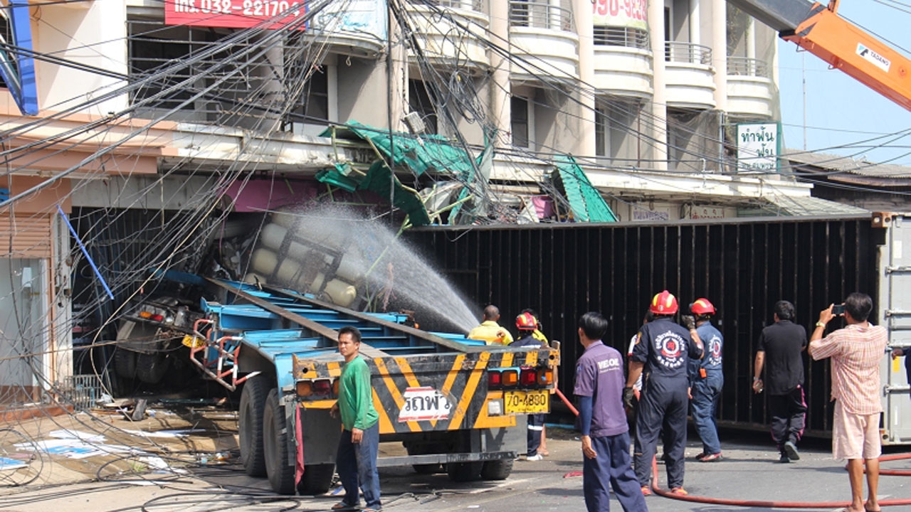 รถพ่วง 18 ล้อ พุ่งชนเสาไฟ ไถลเข้าบ้านเรือน คนขับดับคารถ